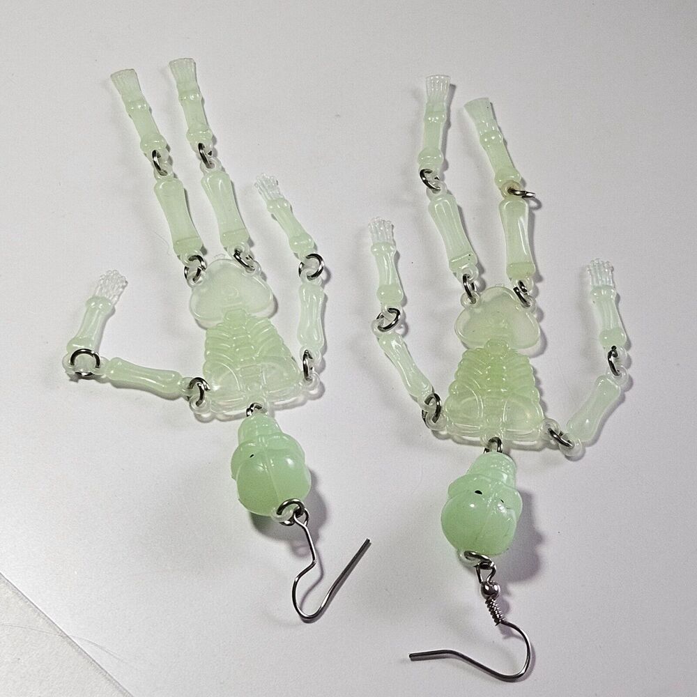 Glow in the dark skeleton earrings - Picture 9 of 12